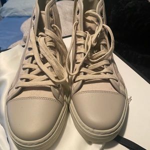 Selling women Gucci shoes
